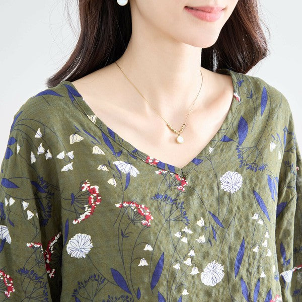 カーキのフラワープリントプルオーバー N13-234 モデルデコルテ部分のアップ