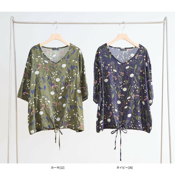 N13-234 フラワープリントVネックプルオーバー カーキ&ネイビー 2色展開ハンガー並び画像