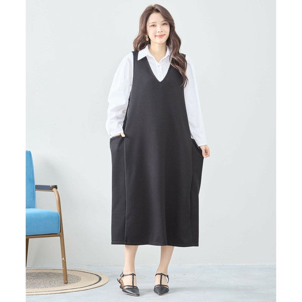 レイヤード風ジャンパースカートワンピース ブラック モデル正面着用(白ブラウス着用)