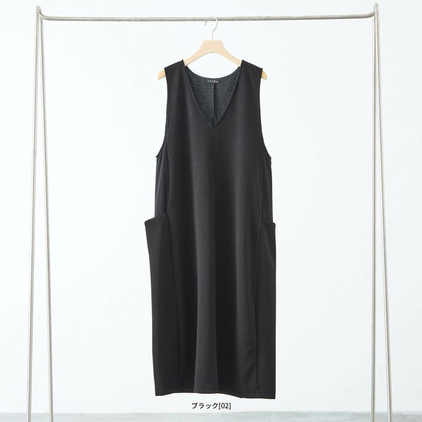 ブラックジャンスカワンピース つるしハンガー画像 フロントVネックとAラインシルエット