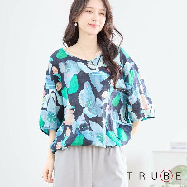 アーティブルーフローラルブラウス N13-258 モデル正面着用 ゆったりとしたAラインシルエット