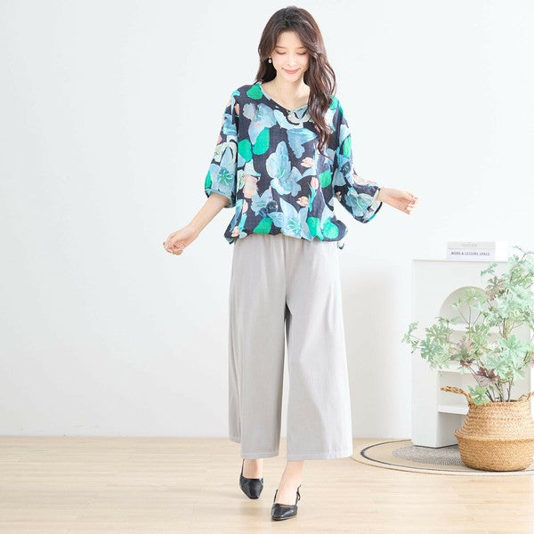 フラワープリントブラウス N13-258 モデル軽く片足を前に出した全身コーディネート例