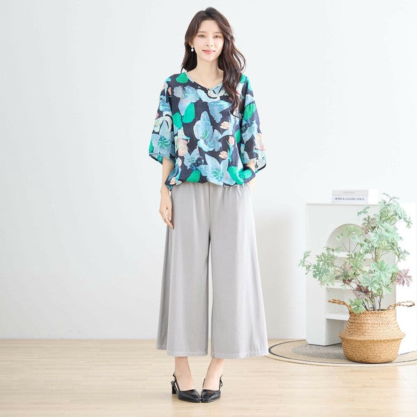 ブルーベースのフローラル柄ブラウス N13-258 モデル自然体で立つ着用イメージ