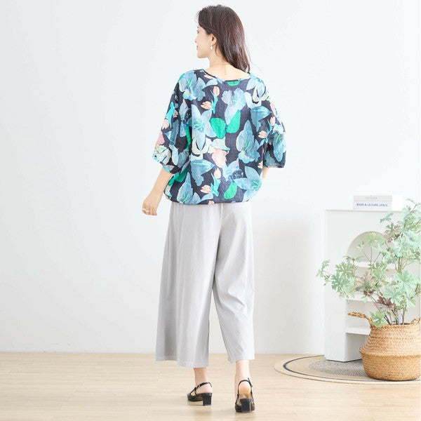 ブルー花柄コットンブラウス N13-258 モデル後ろ姿 着丈・後ろ身頃の長さが分かる画像