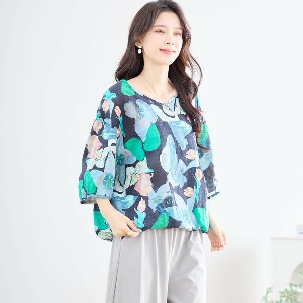 アート花柄ブラウス N13-258 モデル腕を軽く下げたナチュラルポーズ シルエット確認用