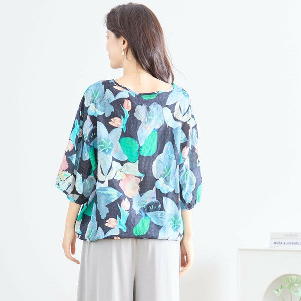 N13-258 モデル横後ろ向きの立ち姿 ブルーフラワー柄ブラウス