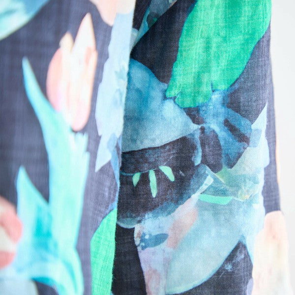 抽象的なブルーフローラル柄の拡大 N13-258 コットン生地のテクスチャと柄の鮮やかさが伝わる画像