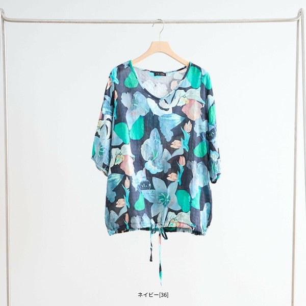 N13-258 花柄ブラウス ハンガー吊り トルソー展示で全体の形がわかる画像