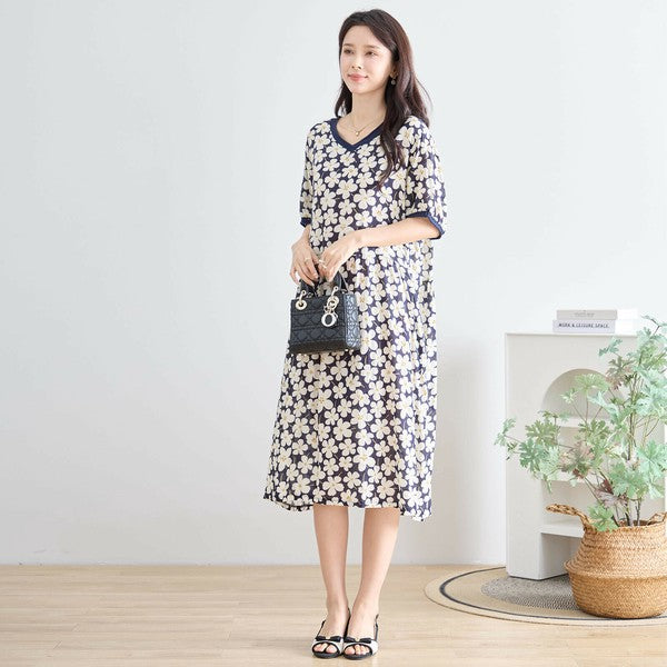 大花柄ワンピース 正面全身コーデ モデルがヒールとバッグでコーディネート