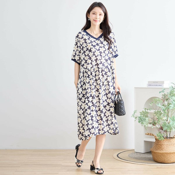 花柄ワンピース 背面姿 モデルの自然な立ち姿で着丈感がわかるショット