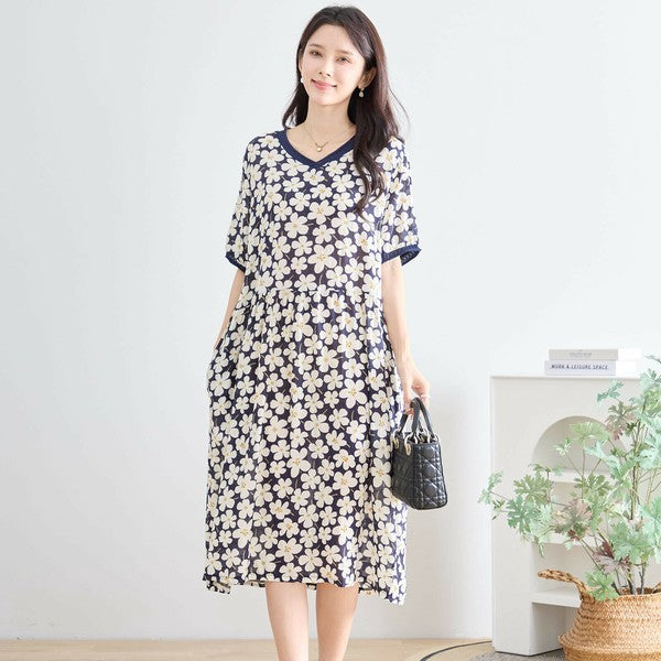ネイビー大花柄ワンピース モデル正面着用 軽やかシルエットで涼しげな印象