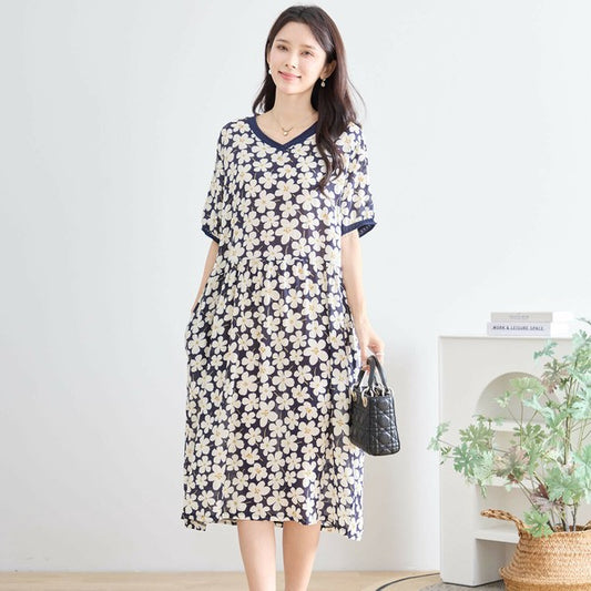 ネイビー大花柄ワンピース モデル正面着用 軽やかシルエットで涼しげな印象