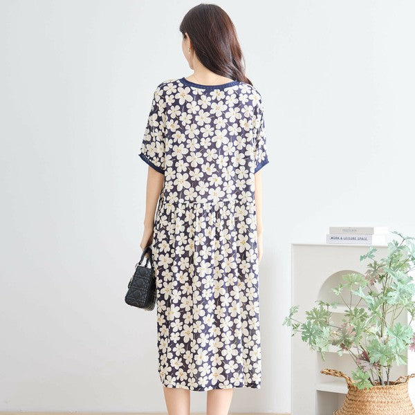 花柄ワンピース 背面姿 ゆったりシルエットで後ろ姿もナチュラルに演出