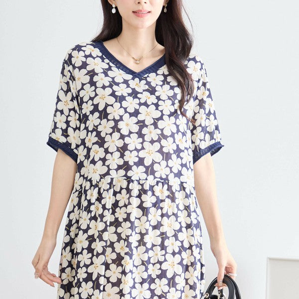 ワンピース ネイビー柄 モデル斜め後ろ姿 バッグと合わせたコーデ提案