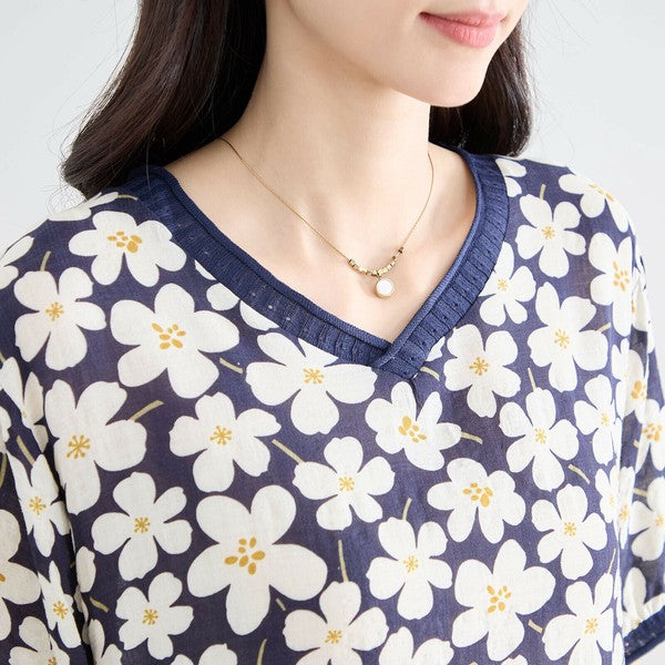 ネイビー花柄ワンピース バストアップ画像 Vネックデザインと華やかな柄感が特徴的