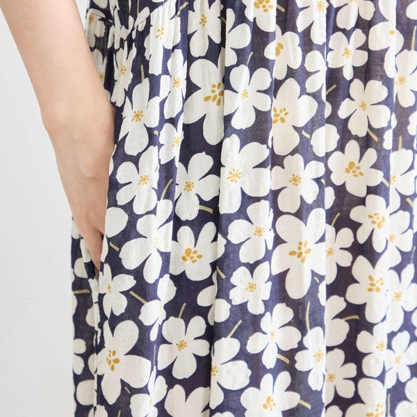 ネイビーワンピース 接写アップ 裾付近の大花柄プリントの細部を拡大表示