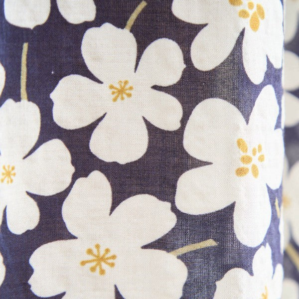 ネイビー大花柄 生地アップ ホワイトベースの花柄が際立つ華やかなデザイン