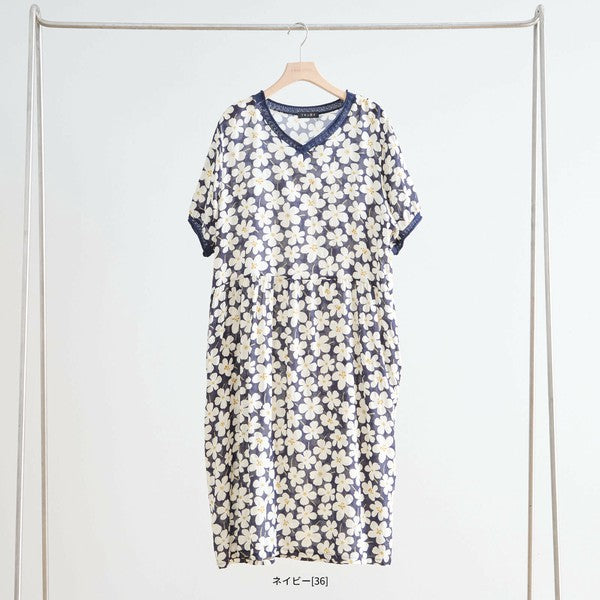 ネイビー系大花柄ワンピース ハンガー掛け平置き 全体シルエットと柄のバランスがわかる1枚