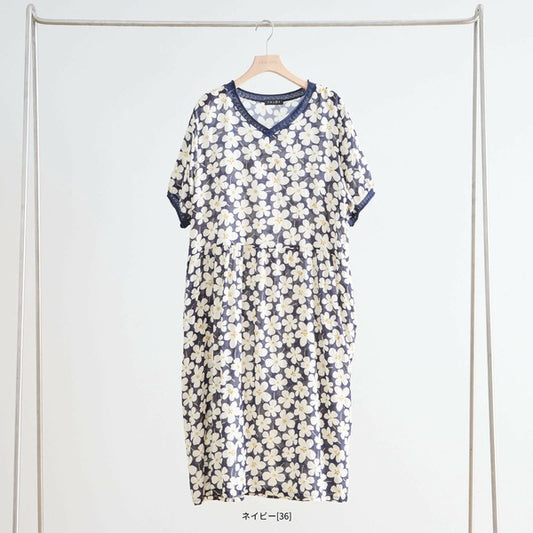 ネイビー系大花柄ワンピース ハンガー掛け平置き 全体シルエットと柄のバランスがわかる1枚