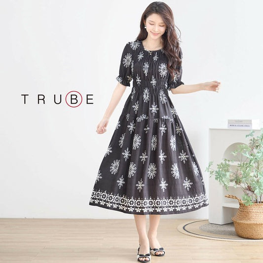 モノトーン刺繍ワンピース N53-039 ブラック地にホワイト刺繍 モデル正面全身着用イメージ