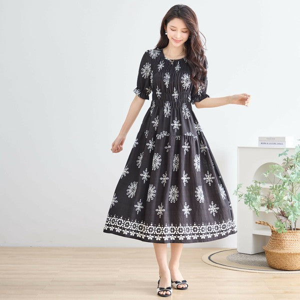 モノトーン刺繍ワンピース N53-039 モデル正面着用 ゆったりとしたシルエットが特徴