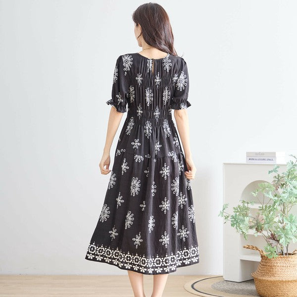 N53-039 モデルが背面から立つ姿 ワンピースの広がりと裾刺繍バランスが分かる構図