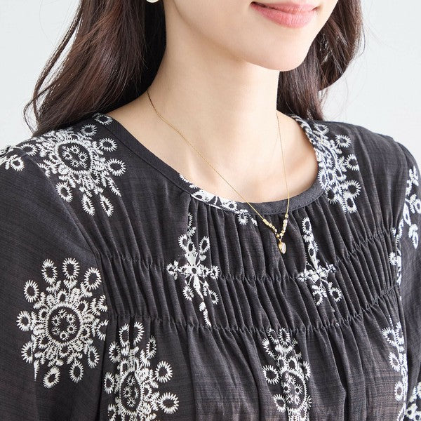 モノトーン刺繍ワンピース N53-039 ネックライン拡大 ギャザー入り丸首デザイン