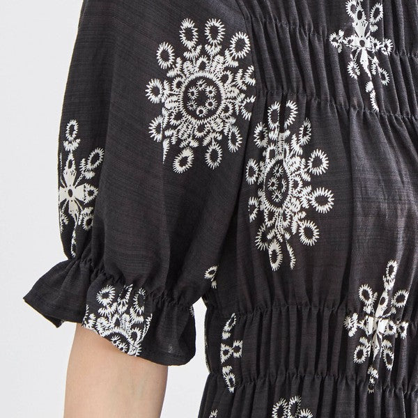 N53-039 ワンピース 袖口のフリルとギャザーのディテール拡大 刺繍とのコントラストも確認可能