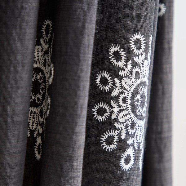 N53-039 ブラック刺繍ワンピース 裾刺繍拡大 花柄と幾何モチーフのコンビネーション