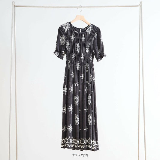 N53-039 刺繍ワンピース ブラック 平置きハンガー構図 フレア感と丈のバランスが分かる画像