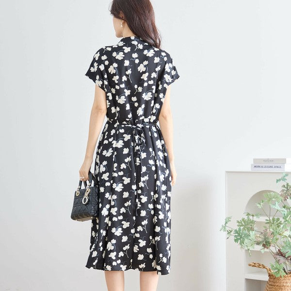 N53-041 ワンピース モデル後ろ姿 背中から裾にかけてのドレープ感とフレア感が伝わる構図