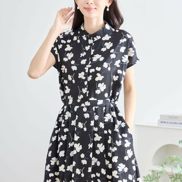 N53-041 シャツワンピース モデル斜め立ち姿 フロントボタンとAラインシルエットが確認できる画像