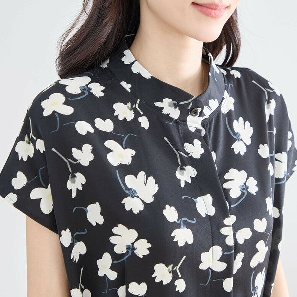 N53-041 花柄ワンピース ネックまわりと袖のアップ クラシカルな襟付き半袖デザイン