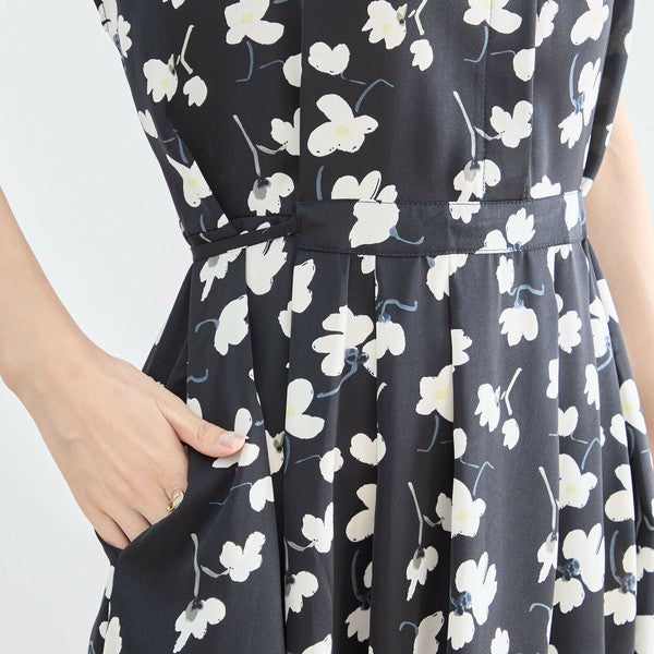 ブラック花柄ワンピース N53-041 ウエストギャザー部分拡大 ボタンとプリントの組み合わせが特徴