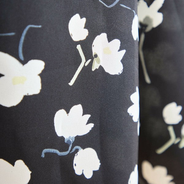 フラワープリント拡大画像 N53-041 ブラック地にホワイトの抽象花柄が並ぶ生地感ディテール