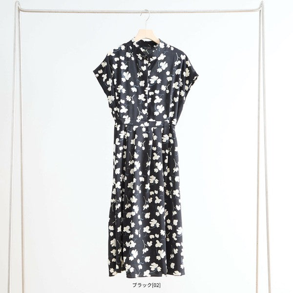 N53-041 花柄ワンピース ハンガー平置き構図 ブラック地にホワイト系フラワープリントが映える