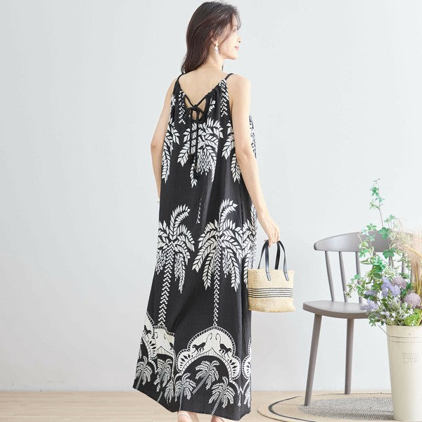 背面デザインが映えるワンピース モデル後ろ姿でリゾート感たっぷりの印象