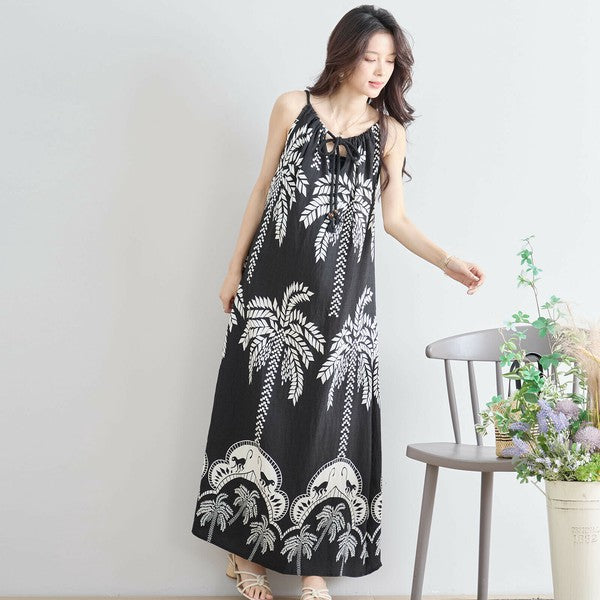 エスニック柄ワンピース モデル全身斜め立ち 着こなしの参考に