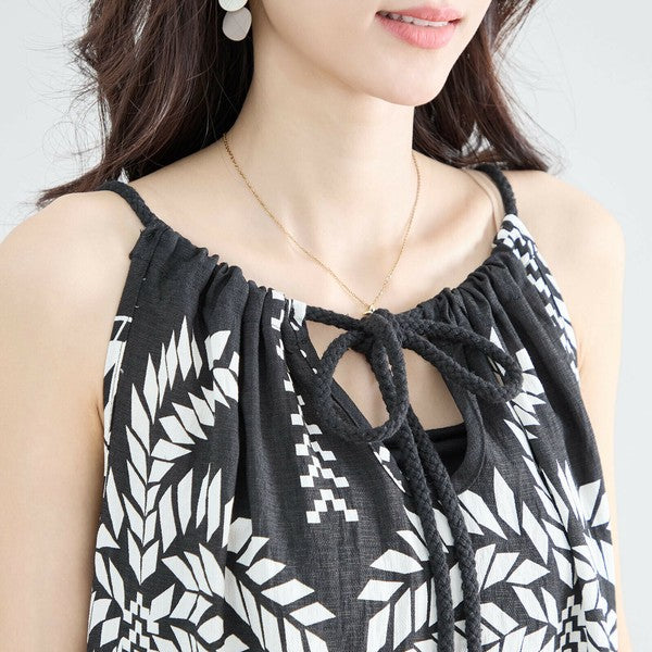 リボン付きネックデザイン 胸元アップ ディテールの美しさが際立つ画像