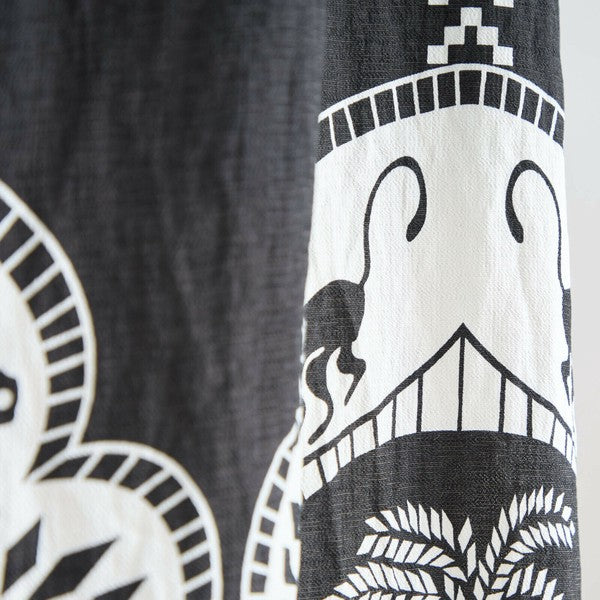 モノトーンワンピースの柄アップ 建物と植物をモチーフにした個性的なデザイン