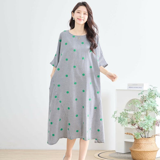 N83-175 ワンピース モデル髪をかける動作 コクーンシルエットが魅力のデザイン