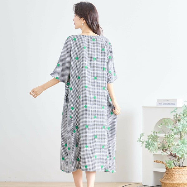 N83-175 ワンピース モデル後ろ姿 コクーンシルエットの広がりがわかる画像