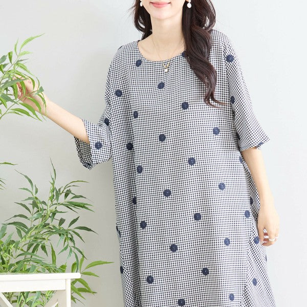 カラードットワンピース N83-175 モデル側面立ち姿 刺繍ドットとゆったり感が魅力