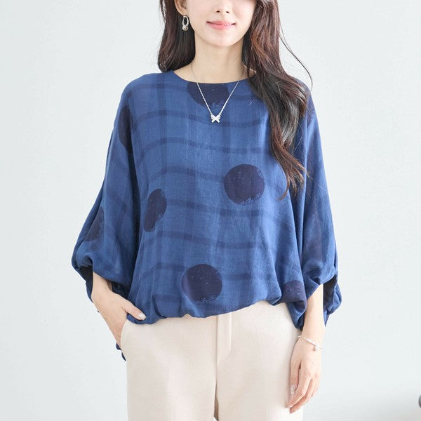 ネイビードットブラウス ゆったりバルーンスリーブが魅力のシルエット