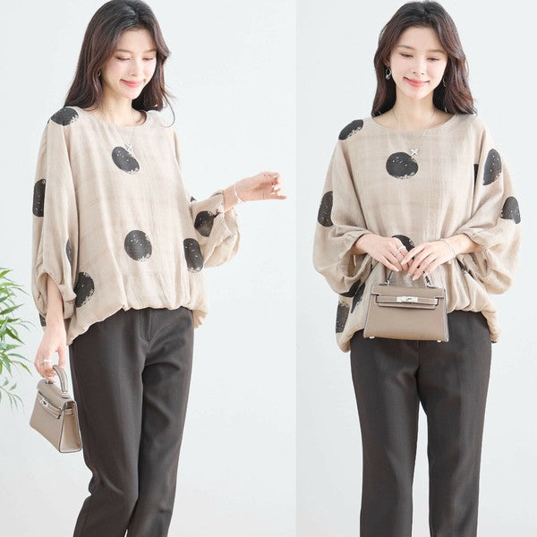 ベージュのドット柄ブラウス 比較できるツーショット画像