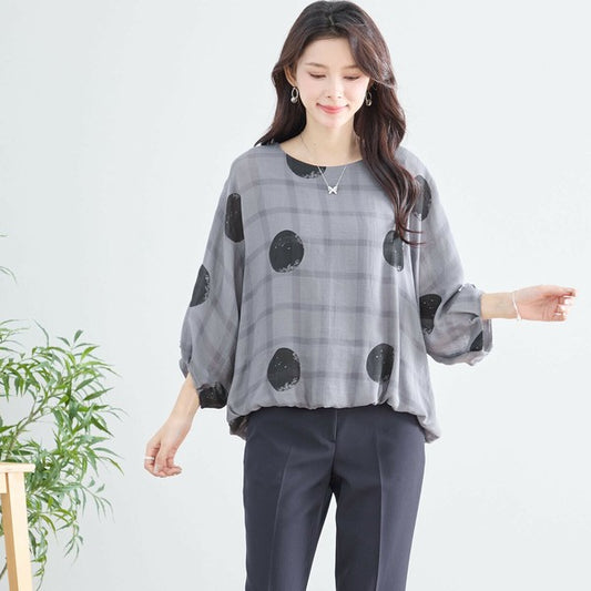 グレー地にブラックドットのブラウス 落ち着いたカラーで着まわしやすい印象