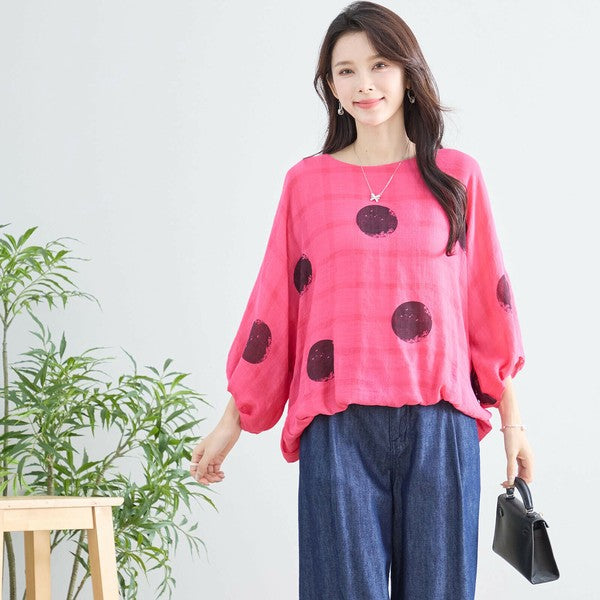 ビビッドピンクのドット柄ブラウス ポップで可愛い印象のカラー展開