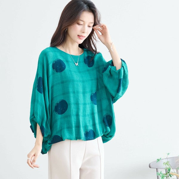 エメラルドグリーンのドットブラウス ナチュラル系ボトムとも好相性