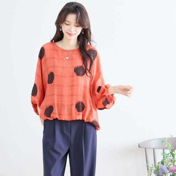 オレンジレッドのドットブラウス 明るい色味で春夏に映える着こなし提案