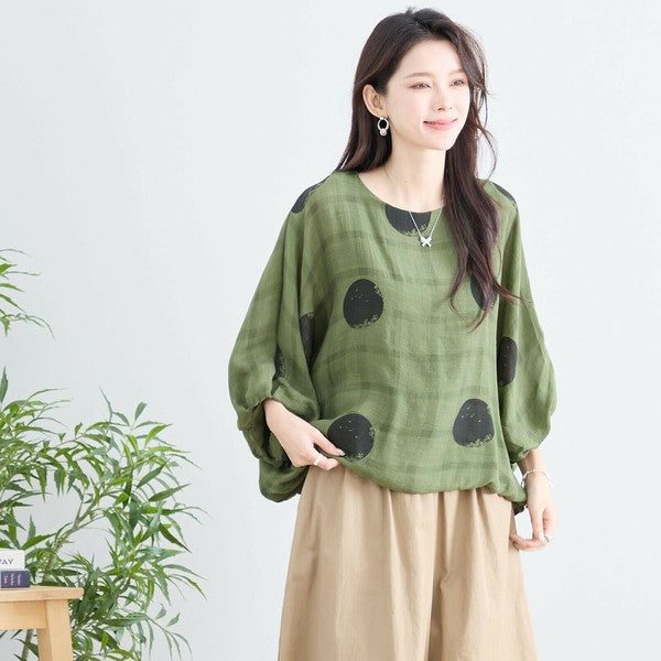 カーキグリーンのドットブラウス ナチュラル系コーデにぴったりな色味